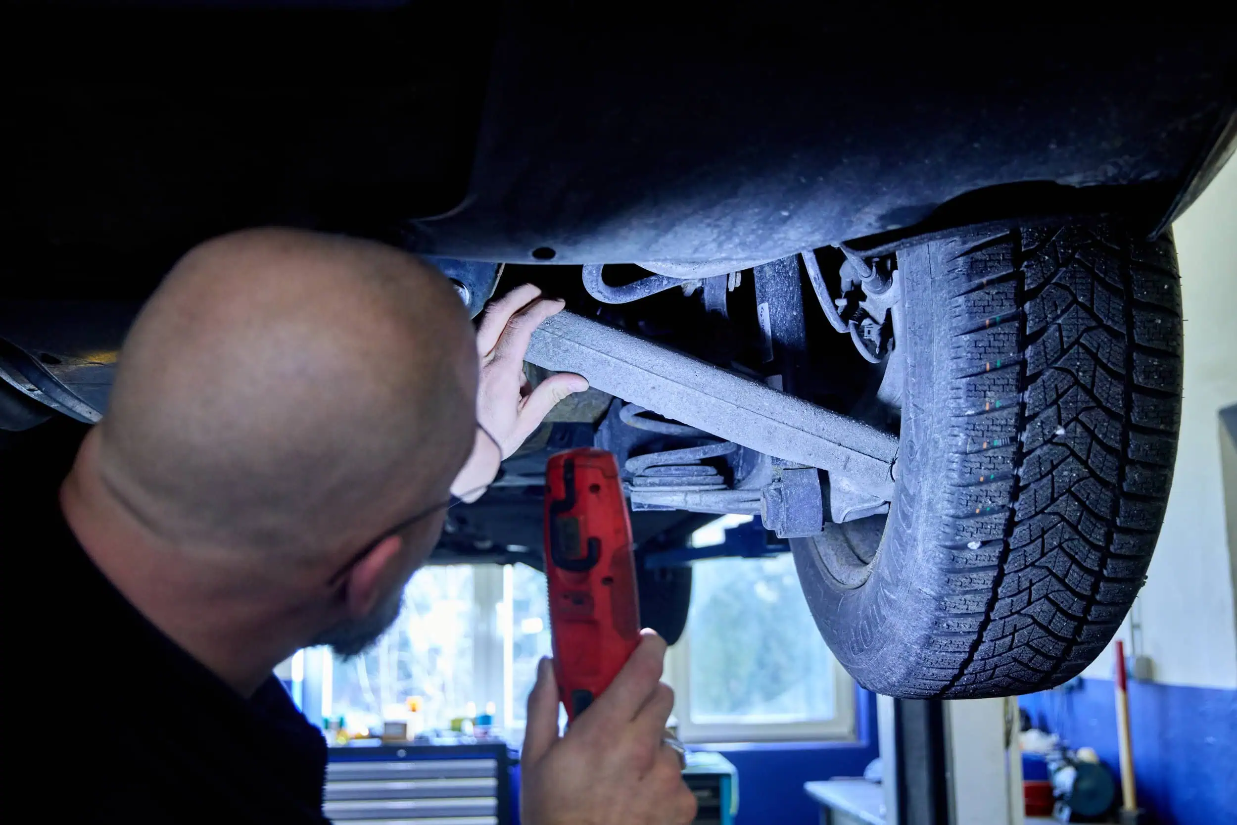 Fahrwerks- und Unterbodenprüfung auf der Hebebühne