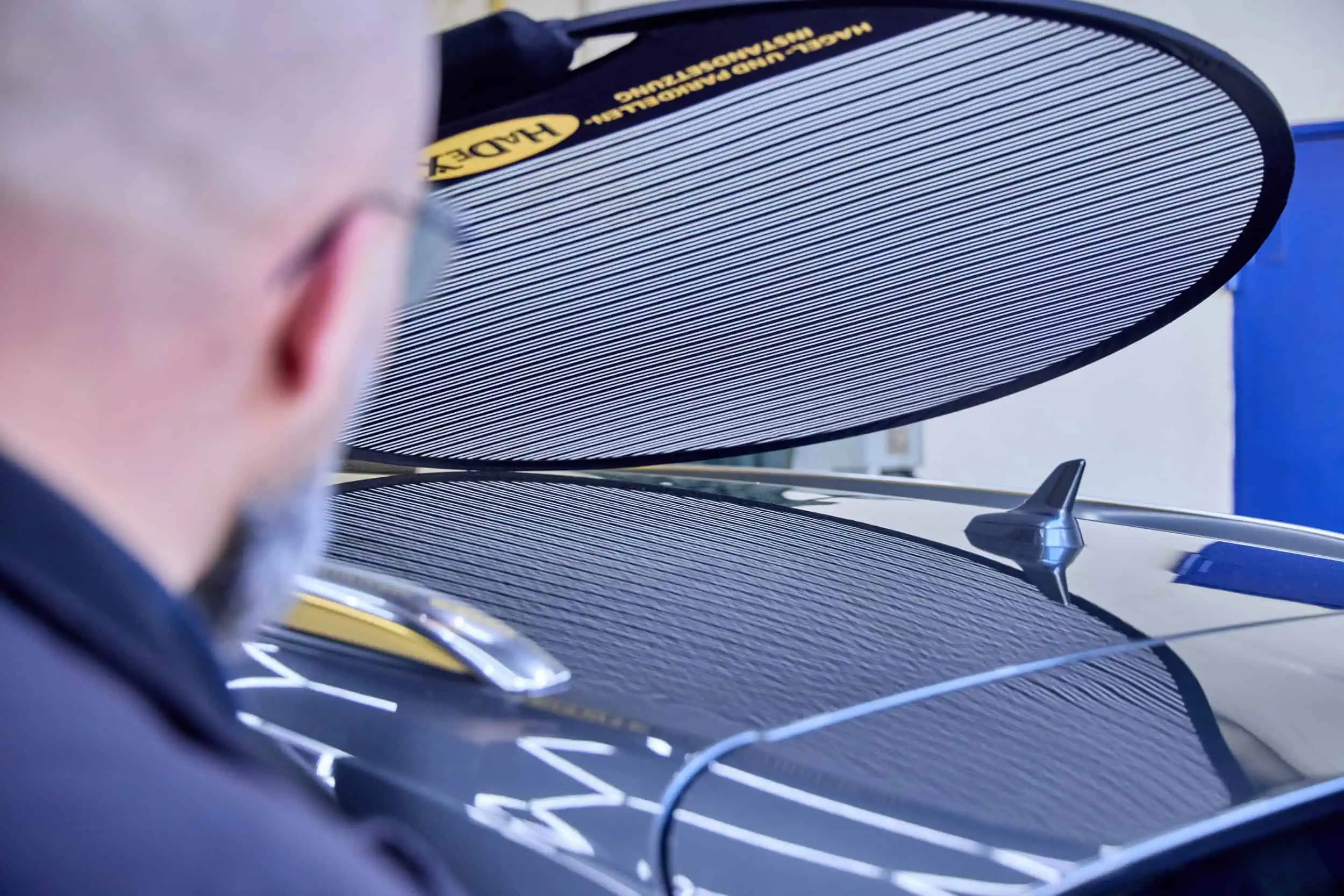 Karosserieprüfung mit Streifenreflektor für Dellen und Hagelschäden