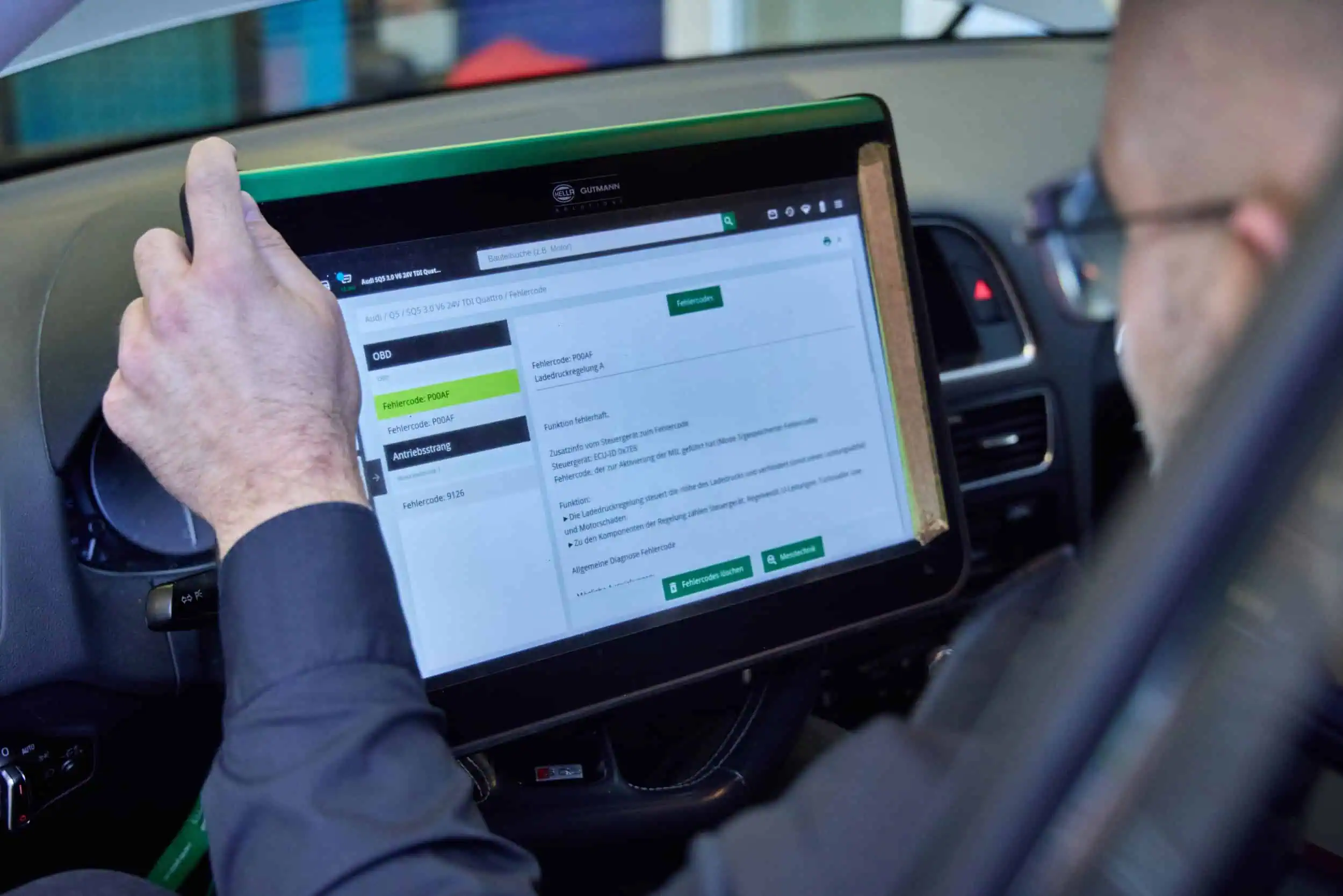 KFZ-Sachverständiger prüft Steuergeräte mit Hella-Gutmann-Diagnosegerät
